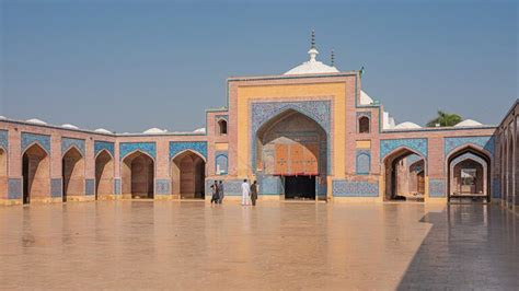  The Mosque at Thatta! An Exquisite Depiction of Mughal Architecture and Captivating Calligraphy