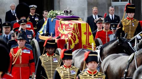  The Royal Procession:   A Breathtaking Tapestry of Majesty and Devotion